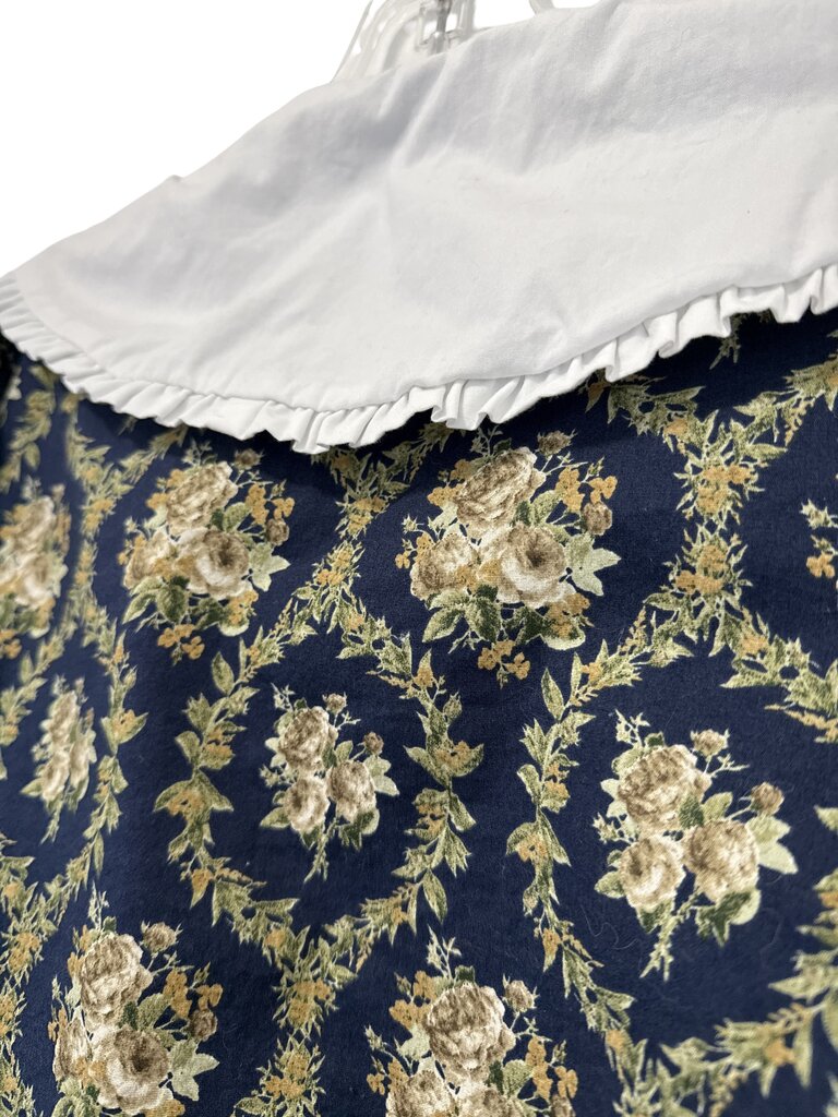 Floral W/Pilgrim Collar