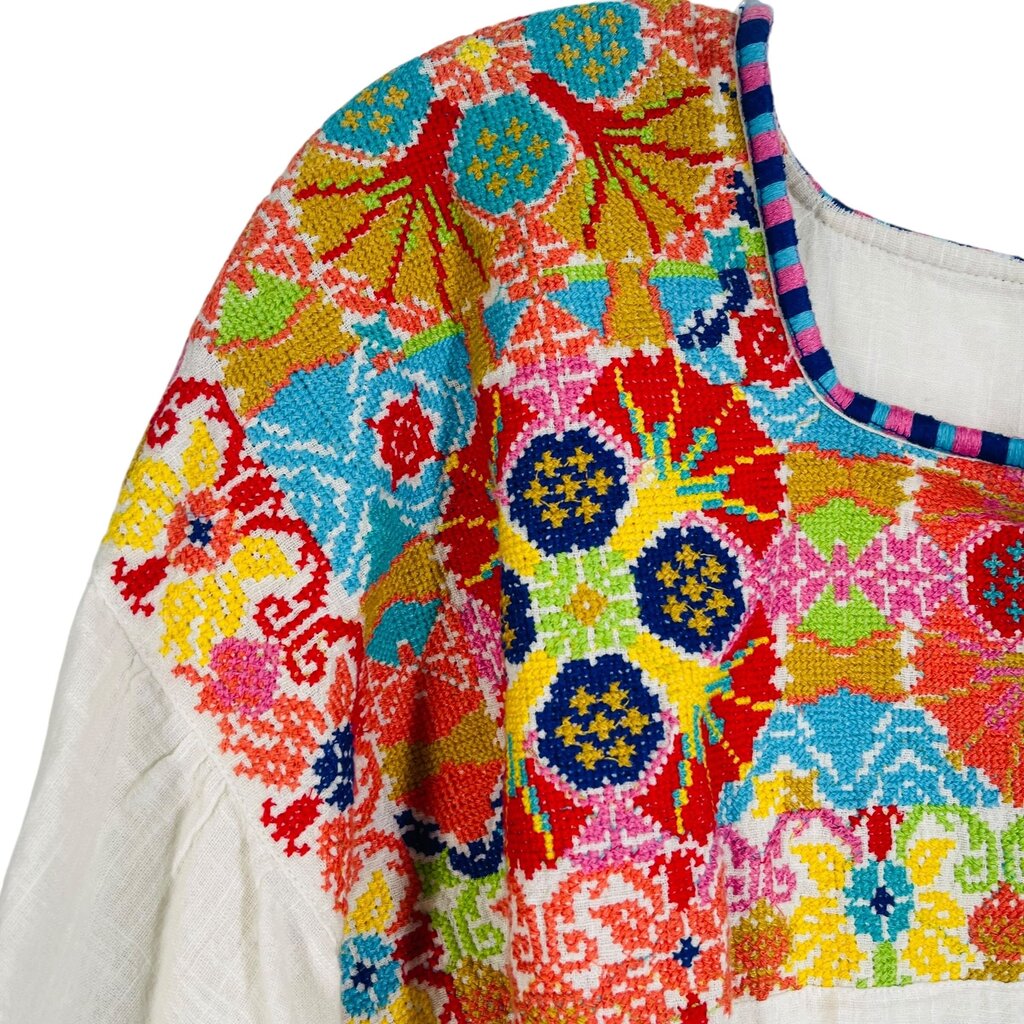 Embroidered Sq Nk